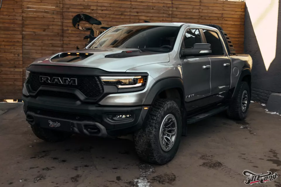 Время обновлений для RAM TRX постоянного гостя: оклеили кузов в винилографию и матовый полиуретан, выполнили комплекс детейлинг-услуг